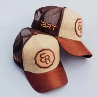 Bonés modelo Trucker Tecido em Juta, Com patch a laser. Aba em Suede, com telas, regulador de Plástico.
