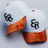 Bonés modelo 6 gomos Tecido em Brim , ABA em Suede, Regulador de Plástico. 
