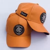 Bonés modelo Trucker, Tecido em Brim ,Patch em Silk, Regulador de Plástico. 