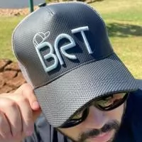 Bonés modelo Trucker Tecido em Couro , com Telinha, Regulador de Plástico.