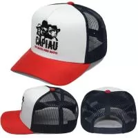 Boné modelo Trucker americano ou 6 gomos em tecido Brim médio, dublado com entretela de memoria, acabamento de algodão, telinha laterais e traseira, presponto frontal, aba com 4 costuras e regulares de plástico, ou fivela, com personalização a escolh