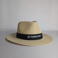 Premium com bordado. Boné com a sua marca bordada ou em silk até 3 cores. Também em brim ou tactel, com silk ou sublimação. Para equipes, eventos, lojas e kits de boas-vindas. Pedido mínimo: 100 peças. Atendimento direto, arte criada pelo nosso estúdio sem custo no pedido fechado e envio para todo o Brasil. Prazo a partir de 15 dias úteis após a aprovação da arte e o pagamento.