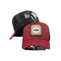 FICHA TÉCNICA - BONÉ TRUCKER PERSONALIZADO Produto: Boné Tucker Modelo: Americano ou Baseball. Frontal: Frente estruturada entretela memória. Materiais Frente: Tecido Brim 100% algodão. Laterais e traseira: Tela mesh em poliéster Aba: Curva com enchimento em plástico (PE)   Acabamento: Carneira e viés em algodão na cor preto Botão superior: Revestido no mesmo tecido preto  Regulador: Plástico  Personalização Frente: Impressão Frontal Silk, Silk Emborrachado, Bordado e Aplique