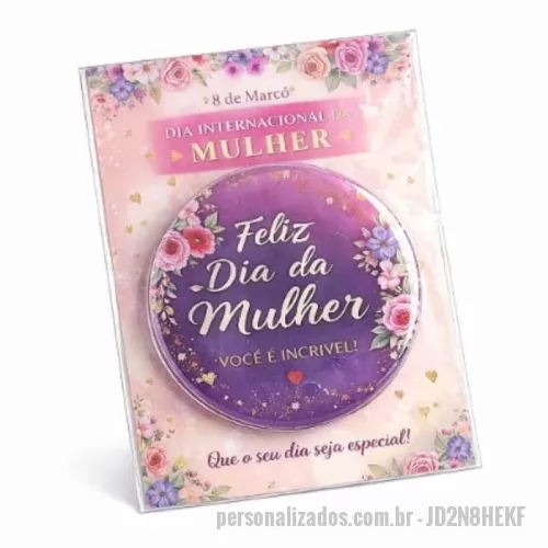 Botton espelho personalizado - **Sobre o Produto**  O **Espelho Boton com Tag Personalizada** é uma opção delicada e funcional para presentear em datas especiais, como Dia das Mães, Dia da Mulher, eventos e ações promocionais.  O espelho acompanha uma tag personalizada, que pode conter uma mensagem diferente da arte aplicada no espelho, tornando cada presente ainda mais especial. Todos os produtos são embalados individualmente, prontos para presentear.  **Destaques do Produto**  * Tag personalizada com mensagem exclusiva * Personalização da tag independente da arte do espelho * Embalagem individual * Ideal para brindes e presentes * Acabamento de alta qualidade  **Especificações Técnicas**  * Espelho tipo boton * Diâmetro do espelho: 5,5 cm * Espelho de vidro com acabamento profissional * Tag em papel 180 g a 200 g * Tamanho da tag:    * P: 6 × 8 cm   * G: 6 × 12 cm * Impressão de alta qualidade * Os tamanhos podem apresentar pequena variação  **Personalização**  O espelho pode ser personalizado com arte, logotipo o