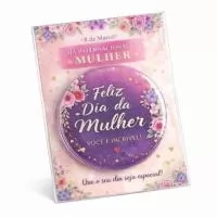 **Sobre o Produto**  O **Espelho Boton com Tag Personalizada** é uma opção delicada e funcional para presentear em datas especiais, como Dia das Mães, Dia da Mulher, eventos e ações promocionais.  O espelho acompanha uma tag personalizada, que pode conter uma mensagem diferente da arte aplicada no espelho, tornando cada presente ainda mais especial. Todos os produtos são embalados individualmente, prontos para presentear.  **Destaques do Produto**  * Tag personalizada com mensagem exclusiva * Personalização da tag independente da arte do espelho * Embalagem individual * Ideal para brindes e presentes * Acabamento de alta qualidade  **Especificações Técnicas**  * Espelho tipo boton * Diâmetro do espelho: 5,5 cm * Espelho de vidro com acabamento profissional * Tag em papel 180 g a 200 g * Tamanho da tag:    * P: 6 × 8 cm   * G: 6 × 12 cm * Impressão de alta qualidade * Os tamanhos podem apresentar pequena variação  **Personalização**  O espelho pode ser personalizado com arte, logotipo o
