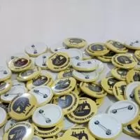Botton com gravação em diversas cores e tamanhos , prazo de entrega 72 horas.