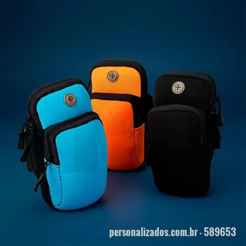 Braçadeira para celular personalizada - Descrição: Braçadeira esportiva em neoprene impermeável. Possui dois compartimentos com fechamento em zíper: um principal, com saída para fones de ouvido, e outro na parte frontal, além de alça elástica com velcro para ajuste no braço.  Altura :  16,5 cm  Largura :  7,5 cm  Profundidade :  2 cm
