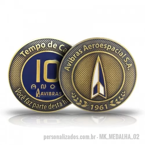 Brasão personalizado - Medalha desenvolvida para AVIBRAS em metal zamac, com banho de ouro envelhecido. Alto e baixo relevo, polido e com textura, esmalte 2 cores.