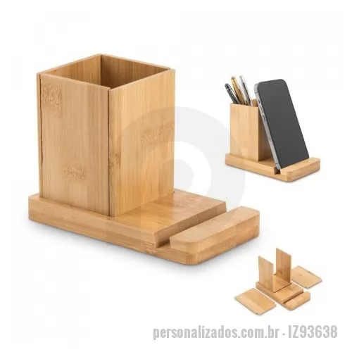 Brindes em Geral personalizado - Conjunto de mesa em bambu, ideal para organizar o seu espaço de trabalho. Composto por 1 canaleta para suporte do seu celular e um copo, desmontável, para organizar as suas esferográficas e outros materiais de trabalho. Fornecido em caixa presente de