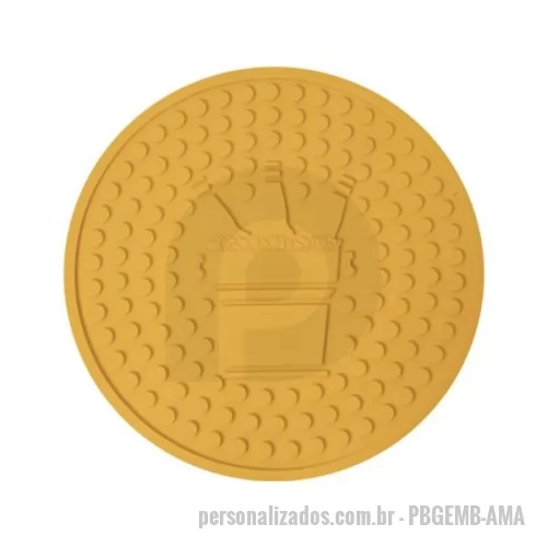 Brindes em Geral personalizado - Além de proteger e manter o local limpo, os Bar Mats também podem ser usados como uma superfície antiderrapante, evitando que copos e garrafas escorreguem. PRAZO MÍNIMO DE PRODUÇÃO: 15 DIAS ÚTEIS Medida: 20,8 cm Diâmetro Material : PVC (emborrachado) Peso: varia muito de cada arte Contém 8mm de altura – Em Alto e Baixo Relevo – Muito bem-acabado e vistoso – Possui um toque macio – Retém liquido – Flexível – Antiderrapante – Resistente – Durável – Lavável