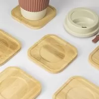 Kit com seis porta-copos feitos em bambu com design minimalista e sustentável, uma excelente opção para proteger superfícies contra derramamento de líquidos e manchas. Altura :  9,5 cm - Largura :  9,5 cm - Espessura :  0,7 cm