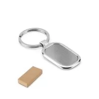 Chaveiro em metal. Fornecido em caixa presente de papel kraft reciclado. 30 x 54 x 4 mm