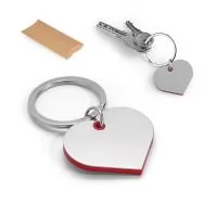 Chaveiro em formato de coração em metal e ABS. Fornecido em bolsa presente de papel kraft reciclado. 42 x 34 x 4 mm