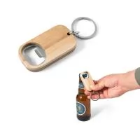 Chaveiro em aço inox e bambu com abridor de garrafas. A cor e o resultado da impressão nos materiais naturais pode variar entre produtos. 70 x 30 x 18 mm