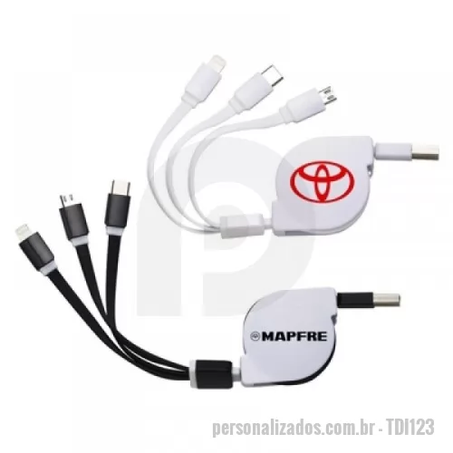 Cabo Retrátil personalizado - Carregue 3 dispositivos de uma vez! Com as entradas Lightning/iPhone, V8/Android e Tipo-C/Android. Suporte com rolamento e trava automática. Frente lisa e parte traseira com área para aplicação de adesivo ou etiqueta resinada. É a praticidade e a economia em espaço para carregar tudo de uma só vez!