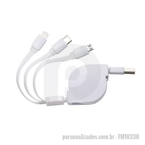 Cabo Retrátil personalizado - Carregue 3 dispositivos de uma vez! Com as entradas Lightning/iPhone, V8/Android e Tipo-C/Android. Suporte com rolamento e trava automática. Frente lisa e parte traseira com área para aplicação de adesivo ou etiqueta resinada. É a praticidade e a economia em espaço para carregar tudo de uma só vez!