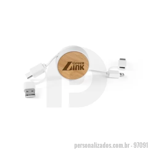 Cabo Retrátil personalizado - Cabo retrátil personalizado 6 em 1, produzido em ABS e bambu, ideal para carregar diferentes dispositivos com praticidade no dia a dia. Possui uma extremidade USB-C com adaptador para USB-A e, na outra, conector 2 em 1 micro-USB/Lightning com adaptador para USB-C. O sistema retrátil ajuda a manter o cabo compacto e organizado, sendo excelente para viagens, escritório, carro, eventos e kits corporativos. Acompanha caixa presenteável em papel kraft reciclado. Pode ser personalizado com logotipo ou identidade visual da empresa, tornando-se uma ótima opção de brinde tecnológico e sustentável para clientes e colaboradores. Medidas aproximadas: 4 x 13 cm; cabo estendido: até 80 cm.