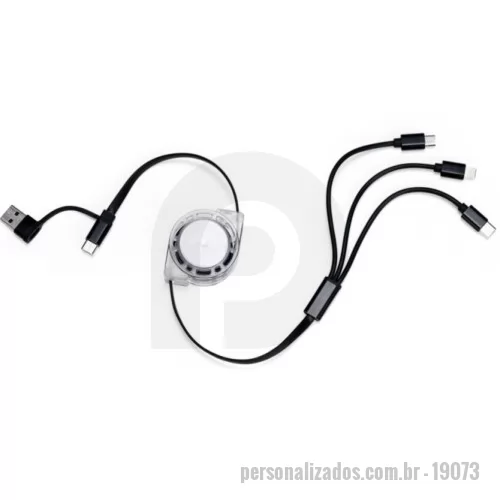 Cabo Retrátil personalizado - Cabo retrátil personalizado 3 em 1, com saídas USB-C, Micro USB e Lightning, ideal para carregar diferentes dispositivos com praticidade. Possui sistema retrátil com níveis ajustáveis e extensão de até 1,05 m, facilitando o uso em viagens, escritórios, carros, eventos e no dia a dia. A outra extremidade possui conector USB-C com adaptador para USB-A, ampliando a compatibilidade com carregadores, computadores e outros equipamentos. Em dispositivos Android, a transferência de arquivos e dados funciona pela saída USB-C. Compacto, funcional e fácil de transportar, é uma excelente opção de brinde tecnológico para empresas, clientes, colaboradores e ações promocionais. Pode ser personalizado com logotipo ou identidade visual da empresa. Medidas aproximadas: 4,1 x 25,2 x 2,8 cm. Área de gravação: 2 x 2 cm. Peso aproximado: 38 g.