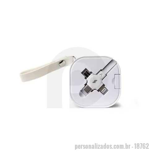 Cabo USB personalizado - Cabo USB retrátil com suporte para celular. Contém entradas Lightning/iPhone, V8/Android, Tipo-C/Android e 4 diferentes ajustes do comprimentos dos cabos. Suporte de frente lisa e com alça para transporte em couro sintético. 5,7 cm x 5,7 cm x 2,5 cm
