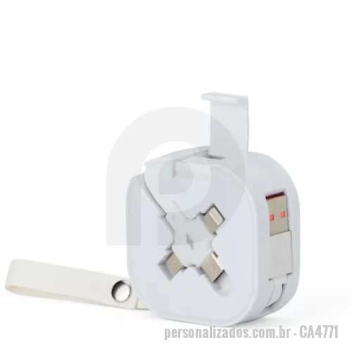 Cabo USB personalizado - Cabo USB retrátil com suporte para celular. Contém entradas Lightning/iPhone, V8/Android, Tipo-C/Android e 4 diferentes ajustes do comprimentos dos cabos. Suporte de frente lisa e com alça para transporte em couro sintético.