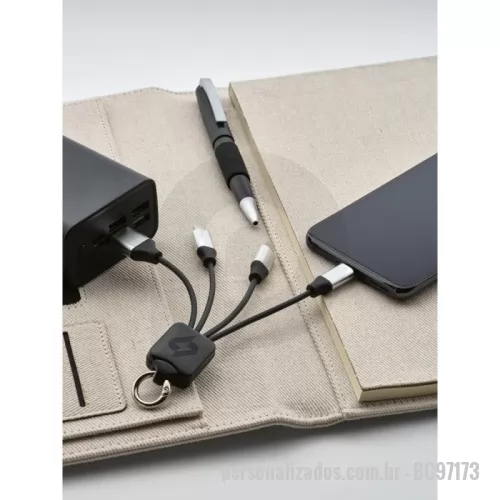 Cabo USB personalizado - Cabo USB de carregamento rápido 4 em 1 com corpo em PET 100% reciclado (100% rPET). Contém uma porta de USB-A de entrada e uma USB-C, uma micro-USB e uma lightning de saída. Adequado para carregar smartphones. Fornecido em caixa presente de papel Kraft. 100 x 40 mm | Caixa: 70 x 19 x 165 mm
