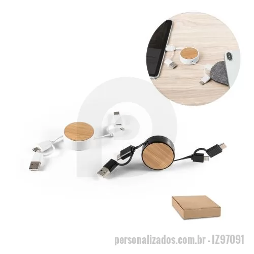 Cabo USB personalizado - Cabo retrátil 6 em 1 em bambu e ABS. Uma das extremidades é USB-C com adaptador para USB-A, enquanto que na outra extremidade existe uma ponta especial 2 em 1 microUSB e lightning com adaptador para USB-C. Fornecido em caixa presente de papel kraft r
