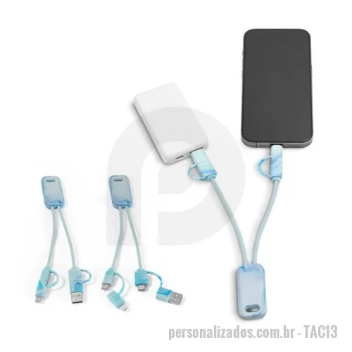Cabo USB personalizado - Cabo super-rápido 6 em 1 em PET 100% reciclado. A sua tonalidade de mistura de tons azuis é proporcionada graças ao processo de reciclagem que inclui tampas de garrafas, criando um padrão único em cada unidade. Além de permitir carregamento super-rápido de 65W via USB-C, permite também a transferência de dados. Ambas as extremidades são USB-C, uma com adaptador para USB-A e outra com um adaptador especial 2 em 1 microUSB e lightning.