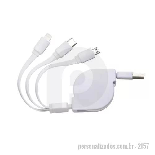 Cabo USB personalizado - Descrição: Carregue 3 dispositivos de uma vez! Com as entradas Lightning/iPhone, V8/Android e Tipo-C/Android. Suporte com rolamento e trava automática. Frente lisa e parte traseira com área para aplicação de adesivo ou etiqueta resinada. É a praticidade e a economia em espaço para carregar tudo de uma só vez!