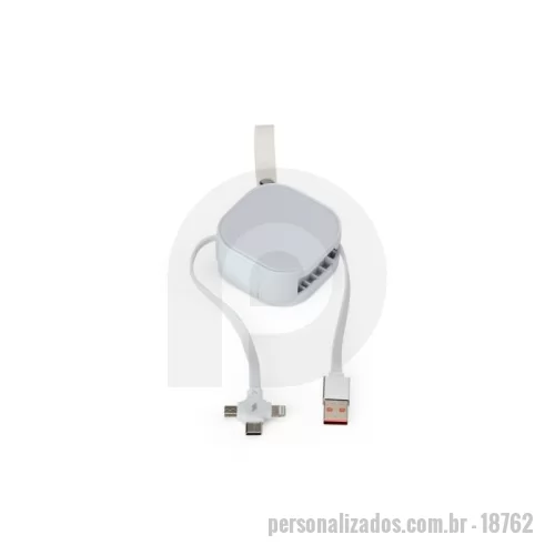 Cabo USB personalizado - Cabo USB retrátil com níveis de ajuste e extensão máxima de 1,15 metro. Possui uma ponta com saída tripla USB-C, Micro USB e Lightning e outra com conexão USB-A. Conta ainda com suporte lateral para smartphones e alça em couro sintético para transporte.   Obs.: O cabo USB-C possui compatibilidade para transferência de dados somente com dispositivos Android.  Altura :  5,6 cm  Largura :  5,6 cm  Comprimento :  cabo: 116,2 cm  Espessura :  2,5 cm