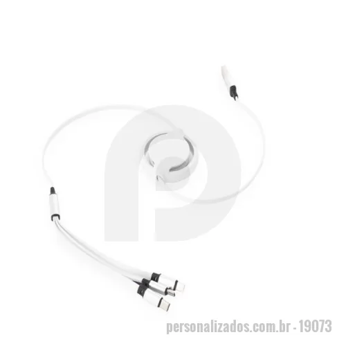 Cabo USB personalizado - Descrição: Cabo USB retrátil 3 em 1 com extensão máxima de 1m. Possui conectores USB-C, Micro USB e Lightning em uma extremidade e conector USB-A na outra. Observação: cabo destinado apenas à recarga; não realiza transferência de dados.  Altura :  24 cm  Largura :  5 cm  Comprimento :  cabo 100cm