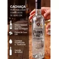. Cachaça Tradicional, não envelhecida* . Rótulo Personalizado gravado direto no Vidro com TEXTO / IMAGEM (não é adesivo) . Garrafa de vidro de 525 ml . Flocos de Ouro próprios para alimentos e bebidas