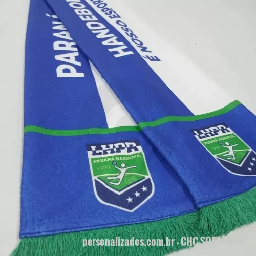 Cachecol esportivo personalizado - Soft dupla face 140x20. Cachecol de tecido soft, estampado dos dois lados com as cores e o escudo do time, clube ou evento. Acabamento em overloque. Também com 180 cm. Para torcidas, clubes, blocos, escolas e eventos esportivos. Pedido mínimo: 30 peças. Arte criada pelo nosso estúdio, sem custo no pedido fechado. Fábrica própria no Rio de Janeiro e envio para todo o Brasil. Prazo a partir de 15 dias úteis após a aprovação da arte e o pagamento.