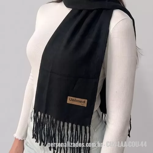 Cachecol personalizado - Lã · bordado ou couro. Cachecol de lã 177x20 com a sua marca bordada ou em etiqueta de couro. Também em tecido soft dupla face, com 140 ou 180 cm. Presente de inverno para clientes e equipes. Pedido mínimo: 30 peças. Atendimento direto, arte criada pelo nosso estúdio sem custo no pedido fechado e envio para todo o Brasil. Prazo a partir de 15 dias úteis após a aprovação da arte e o pagamento.