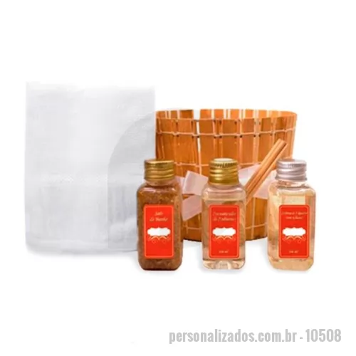 Cachepô personalizado - Opção de presente, brinde para relaxar! Um kit charmoso com itens para banho e cuidados pessoais. PERSONALIZE! O Kit Banho Cachepô contêm: – 1 Toalha de Lavabo – Mini sais de banho 50ml – 1 Mini  aromatizador de ambiente 50ml – 1 Mini sabonete líquido 50ml – 1 Sabonete em barra em formato de flor