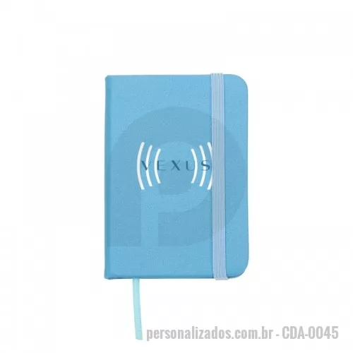 Caderneta personalizada - Mini Caderneta tipo moleskine, produzida em material sintético brilhante com marcador de página em cetim e fita elástica para fechar. Contém aproximadamente 80 folhas amareladas sem pauta.  O valor varia dependendo do tipo de gravação.