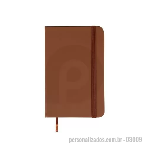 Caderneta personalizada - Caderneta tipo moleskine emborrachado com marcador de página em cetim e fita elástica para fechar. Contém aproximadamente 80 folhas amareladas com pauta.