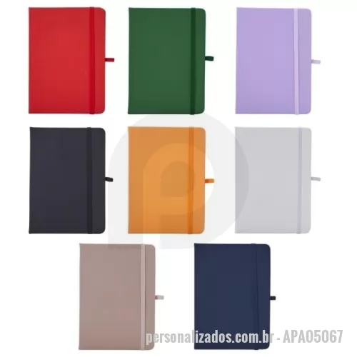 Caderneta personalizada - Caderneta emborrachada com suporte para caneta, elástico para lacre e marcador de página em cetim, contém aproximadamente 80 folhas com pauta na cor branca.  Altura :  17,7 cm  Largura :  12,5 cm  Espessura :  1,2 cm  Medidas aproximadas para gravação (CxL):  17 cm x 12 cm  Peso aproximado (g):  170