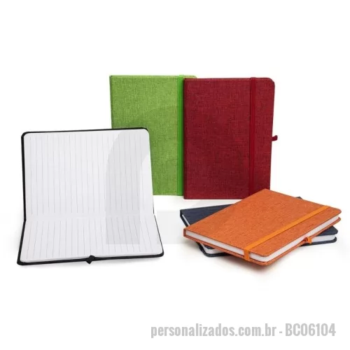 Caderneta personalizada - Caderneta feita de linho com porta caneta elástico, marcador de página em cetim e fita elástica para fechar. Contém aproximadamente 80 folhas brancas pautadas.