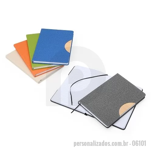 Caderneta personalizada - A nossa caderneta traz funcionalidade e estilo em um design leve e prático. Feita em rPET, com cerca de 96 folhas brancas pautadas, é perfeita para anotações, e conta com um suporte na capa feito de papelão, com revestimento similar ao bambu, ideal para manter o aparelho celular firme. A capa dobrável e flexível facilita o transporte, e o marcador de página em cetim agrega um toque de sofisticação.  Altura :  21 cm  Largura :  14,3 cm  Espessura :  1,4 cm