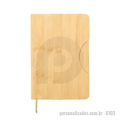 Caderneta personalizada - A caderneta feita para quem valoriza praticidade com um toque de estilo. Feita em plástico, sua capa se assemelha ao charme natural do bambu, chamando a atenção em qualquer lugar. Internamente, o marcador de cetim facilita o acesso às anotações, que ganham vida em 80 páginas brancas pautadas, prontas para organizar suas ideias, listas e inspirações. O grande diferencial? O suporte para celular embutido na capa, perfeito para acompanhar vídeos, chamadas e até mesmo reuniões.