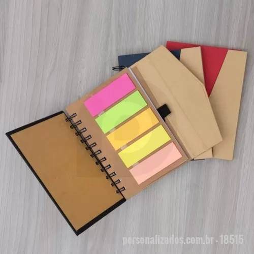 Caderneta personalizada - Caderneta ecológica com autoadesivos e suporte para caneta. Caderneta com capa colorida e abertura lateral imantada, primeira folha com cinco blocos autoadesivos coloridos com aproximadamente 25 folhas e aproximadamente 68 folhas brancas pautadas. Ultima página kraft conta com suporte para caneta em nylon(não acompanha caneta).