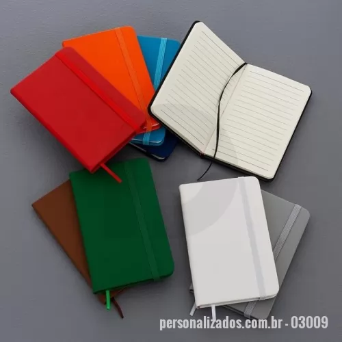 Caderneta personalizada - Descrição: Caderneta emborrachada com marcador de página em cetim e fita elástica para fechar. Contém aproximadamente 80 folhas amareladas com pauta.  Largura :  8,8 cm  Espessura :  1,2 cm  Comprimento :  14,1 cm
