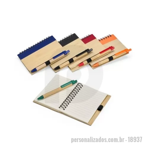 Caderneta personalizada - Um caderno feito para quem deseja anotar ideias e projetos sem abandonar a preocupação com o meio ambiente. Com capa feita em casca de bambu e faixa vertical colorida, ele conta também com encadernação Wire-O e aproximadamente 70 folhas amareladas pautadas. Além disso, o caderno acompanha uma caneta esferográfica de carga azul de 0,8 mm com corpo em papelão e clip, acionamento em clique e ponteira em plástico. A capa contém um elástico para abrigar a caneta junto ao caderno.