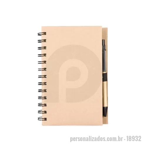 Caderneta personalizada - Um caderno de capa dura em papelão com porta-canetas elástico, encadernação Wire-O e dois bolsos interiores. Contém aproximadamente 70 folhas brancas com pauta além de um bloco com cerca de 20 folhas amarelas autoadesivas. Inclui também seis blocos de marcadores de página coloridos autoadesivos com cerca de 20 unidades cada. Acompanha uma caneta esferográfica com carga azul de 1.0mm com acionamento por clique, corpo em papelão e demais componentes feitos em plástico.
