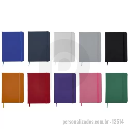 Caderneta personalizada - Caderneta emborrachada com pauta, elástico para lacre e marcador de página em cetim.