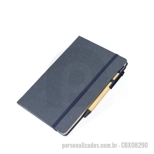 Caderneta personalizada - Caderneta Personalizada - CBX08290 - Caderneta Ecológica com Capa de Fibra de Palha de Arroz + Caneta Sustentável Sustentabilidade, estilo e funcionalidade reunidos em um só produto! Esta caderneta ecológica possui capa feita em fibra natural de palha de arroz, conferindo um visual rústico e moderno. Internamente, conta com aproximadamente 80 folhas amareladas pautadas, além de duas folhas de guarda, ideais para organização e anotações criativas.  O modelo traz fita elástica para fechamento, porta-caneta em elástico lateral e já acompanha uma caneta esferográfica ecológica, com corpo em papelão reciclável, clip plástico, ponteira e acionamento por clique. A caneta utiliza tinta azul 1.0 mm, perfeita para o dia a dia.  ???? Especificações Técnicas: Caderneta:  Comprimento: 21 cm  Largura: 15,5 cm  Espessura: 1,3 cm  Peso: 246 g (com caneta)  Material da capa: Fibra de palha de arroz  Miolo: 80 folhas pautadas (amareladas)  Fechamento: ElásticoAcessórios: Porta-caneta em elástico  Caneta:  Tamanho: 14 cm x 1 cm  Carga: Azul - 175894 - Caderneta