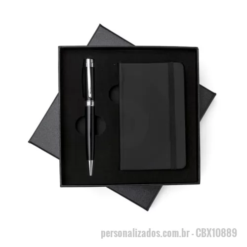 Caderneta personalizada - Caderneta Personalizada - CBX10889 - Kit Executivo 2 Peças com Estojo Personalizável Apresente sofisticação e praticidade com este Kit Executivo 2 Peças, ideal para brindes corporativos e ações promocionais de alto padrão. Acompanha um elegante estojo de papelão rígido, com tampa e parte interna revestida com espuma moldada para acomodação segura e elegante dos itens.  O kit contém: ?? Caneta metálica preta com detalhes em prata e anel central, escrita preta (esferográfica), com acionamento por clique;  ???? Caderneta com capa em material emborrachado, aproximadamente 80 folhas amareladas pautadas, perfeita para anotações do dia a dia;  ????? Placa metálica inclusa, ideal para personalização com o nome ou logotipo da sua marca.  ???? Especificações Técnicas: Altura do estojo: 17 cm  Largura do estojo: 17 cm  Peso aproximado: 235 g  Área para gravação:  Placa metálica: 5,8 cm x 1,9 cm  Caneta: 3,8 cm x 0,8 cm  Caderneta: 12,5 cm x 7,5 cm - 175912 - Caderneta