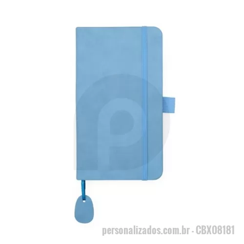 Caderneta personalizada - Caderneta Personalizada - CBX08181 - Caderneta Emborrachada com Suporte para Caneta e Marcador de Página Mantenha sua rotina organizada com estilo e praticidade! Esta caderneta emborrachada é ideal para quem busca eficiência no planejamento diário, seja no trabalho, nos estudos ou nas atividades pessoais.  Com aproximadamente 96 folhas pautadas, oferece espaço amplo para anotações com marcação de data, além de funcionalidades extras que facilitam seu uso no dia a dia:  ???? Página inicial com campos para dados pessoais  ???? Régua de 15 cm integrada à folha, para medições rápidas  ?? Elástico para fechamento que protege o conteúdo  ????? Suporte em nylon para caneta  ???? Fita de cetim com etiqueta, ideal para marcar páginas importantes  ???? Capa em material emborrachado, resistente e elegante  ???? Área de personalização perfeita para brindes e ações promocionais  ???? Especificações Técnicas: Altura: 17,4 cm  Largura: 9,7 cm  Espessura: 1,5 cm  Peso aproximado: 165 g  Área de gravação:  Caderneta: 15 cm x 6 cm  Marcado - 175913 - Caderneta