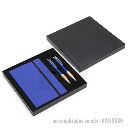 Caderneta personalizada - Kit executivo com três peças, composto por uma caderneta, uma caneta e uma lapiseira. A caderneta possui capa dura em papelão reforçado, fechamento em elástico, cerca de 82 folhas pautadas, bloco de folhas amarelas e outro com marcadores autoadesivos coloridos. A caneta e a lapiseira contam com corpo em plástico e detalhes em bambu. Além disso, a caneta possui carga esferográfica azul de 1,0 mm, enquanto a lapiseira dispõe de grafite de 0,7 mm. Acompanha caixa em papelão com berço em plástico para guardar os itens do conjunto.  Altura: 20,8 cm Largura: 20,8 cm Profundidade: 2 cm Peso aproximado (g): 339 Medidas aproximadas para gravação (CxL): 20 cm x 20 cm (tampa da caixa) - 17 cm x 10 cm (bloco de anotações) - 0,8 cm x 6 cm (caneta/lapiseira) Tamanho total aproximado (CxL): Bloco de Anotação (C X L X E): 18,8 cm x 11,5 cm x 1,3 cm Caneta (C X L): 13,8 cm x 1,5 cm Lapiseira (C X L): 13,7 cm x 1,5 cm