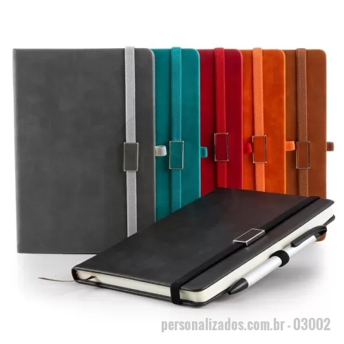 Caderneta personalizada - Descrição: Caderneta emborrachada com suporte para caneta. Contém aproximadamente 96 folhas amarelas com pauta, suporte de nylon para caneta (não acompanha), marcador de página em cetim e elástico para lacre com plaquinha de centro emborrachado.  Altura :  21,2 cm  Largura :  14,5 cm  Espessura :  2 cm